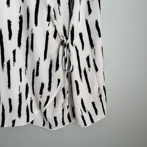 Mod Ref White Black Sleeveless Wrap Dress - Picture 4 of 5